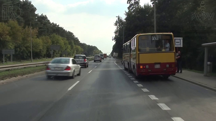 Czy w tej sytuacji, jadąc poza obszarem zabudowanym, masz obowiązek ułatwić autobusowi włączenie się do ruchu?